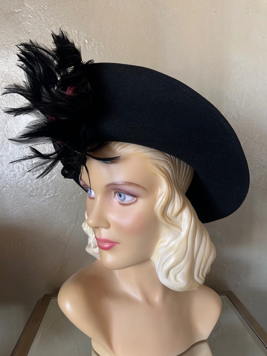 FABULOUS 1970\'s DESIGNER BLACK FELT WIDE BRIM HAT + RED/BLACK FEATHER SPRAY